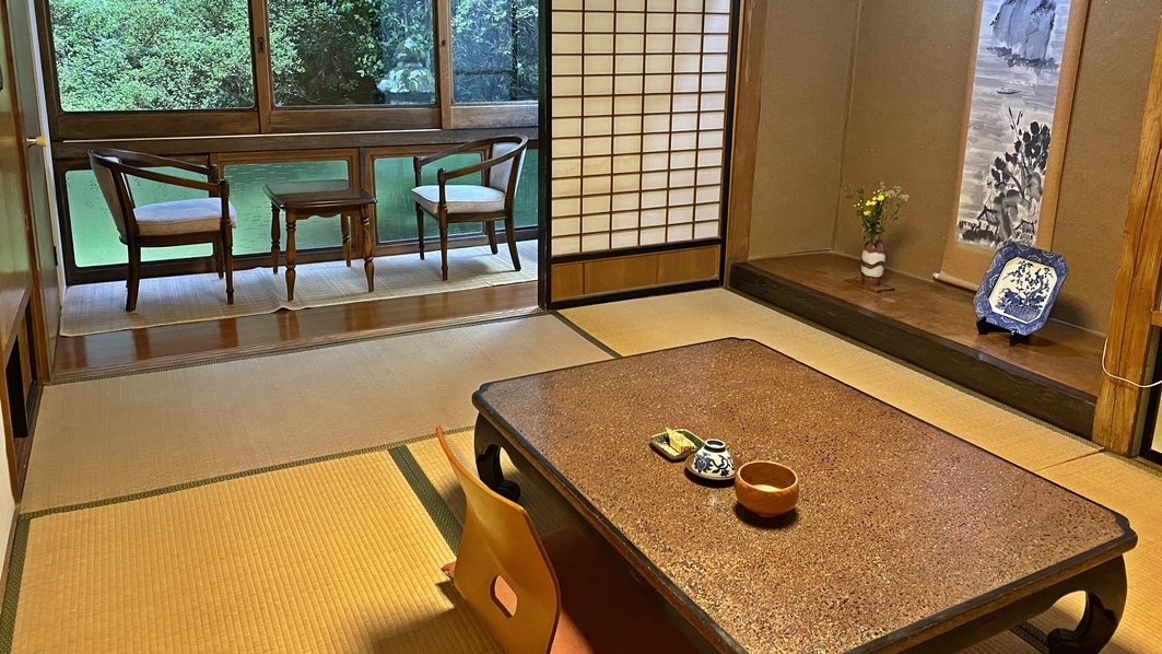 *【客室一例】縁側は一面のガラス窓で開放感がございます。ごゆるりとおくつろぎください。