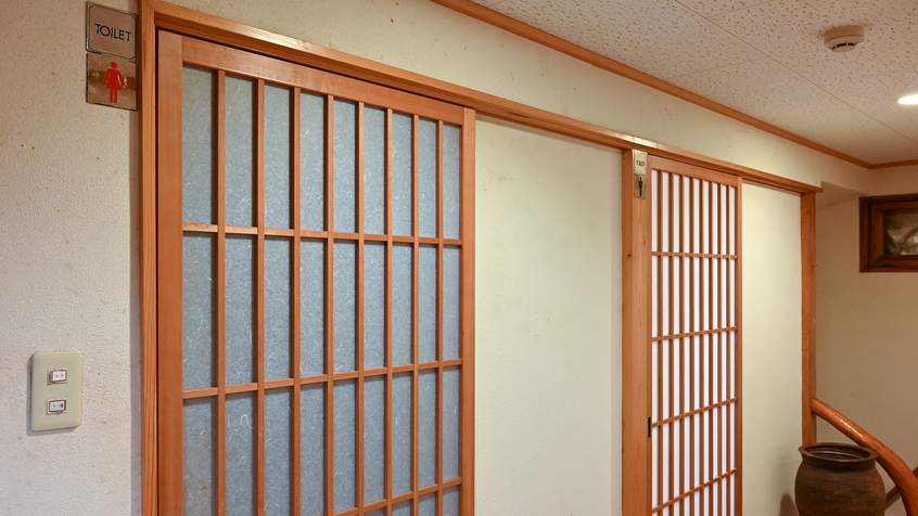 *【館内一例】客室にトイレはございませんが、館内に男女別トイレをそれぞれご用意いたしております。