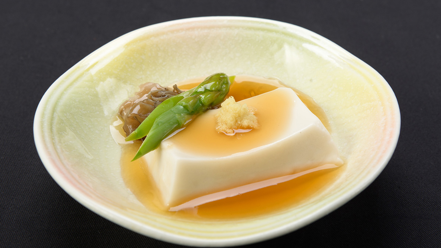*【精進料理一例】口当たりのやわらかい、あんかけのお豆腐。生姜が風味を引き立てます。