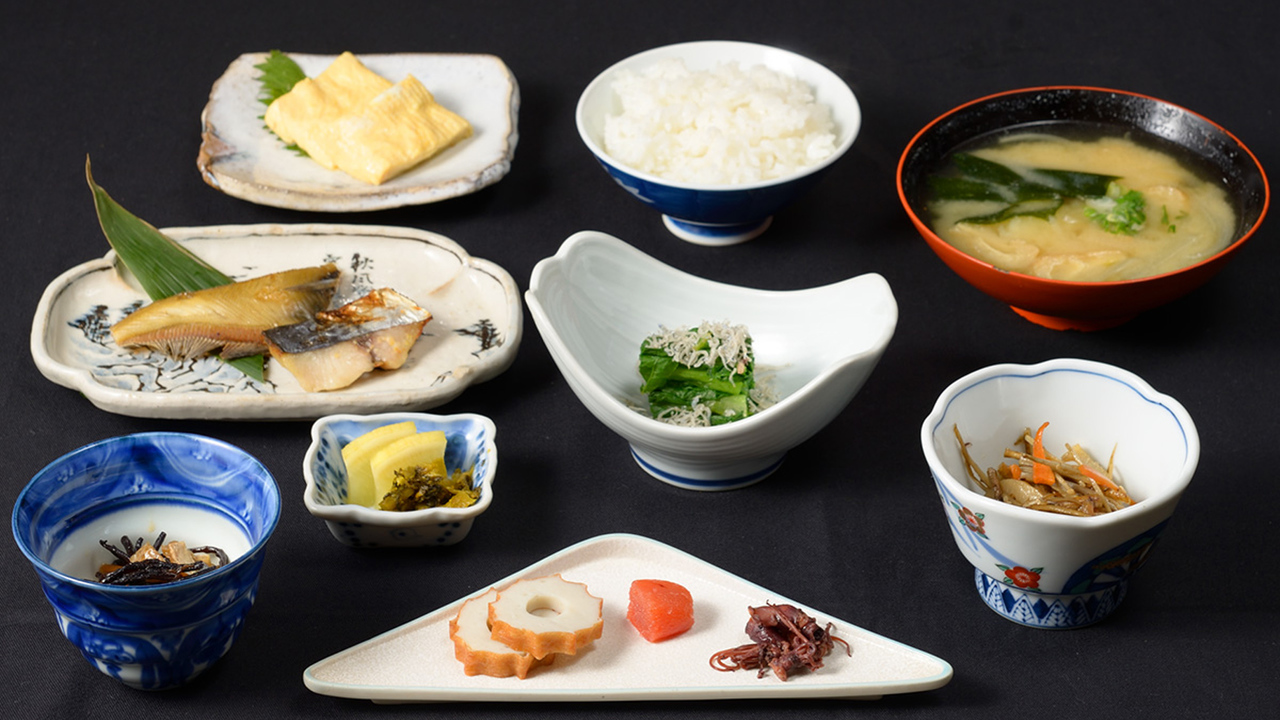 *【朝食一例】栄養バランス抜群の、旅館ならではの朝食内容です。
