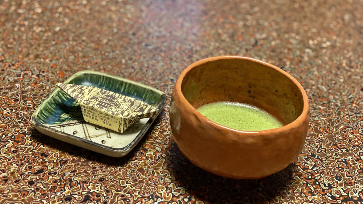 *【客室一例】お抹茶とお菓子をご用意しております。旅の疲れを癒してください。
