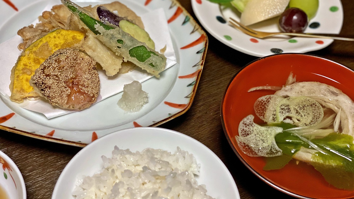 *【精進料理一例】天ぷら・お吸い物・食後のフルーツなど多彩な料理をご用意。