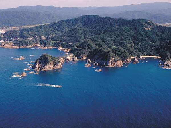 透明度抜群の”;山陰の松島”;浦富海岸は当館より車で60分