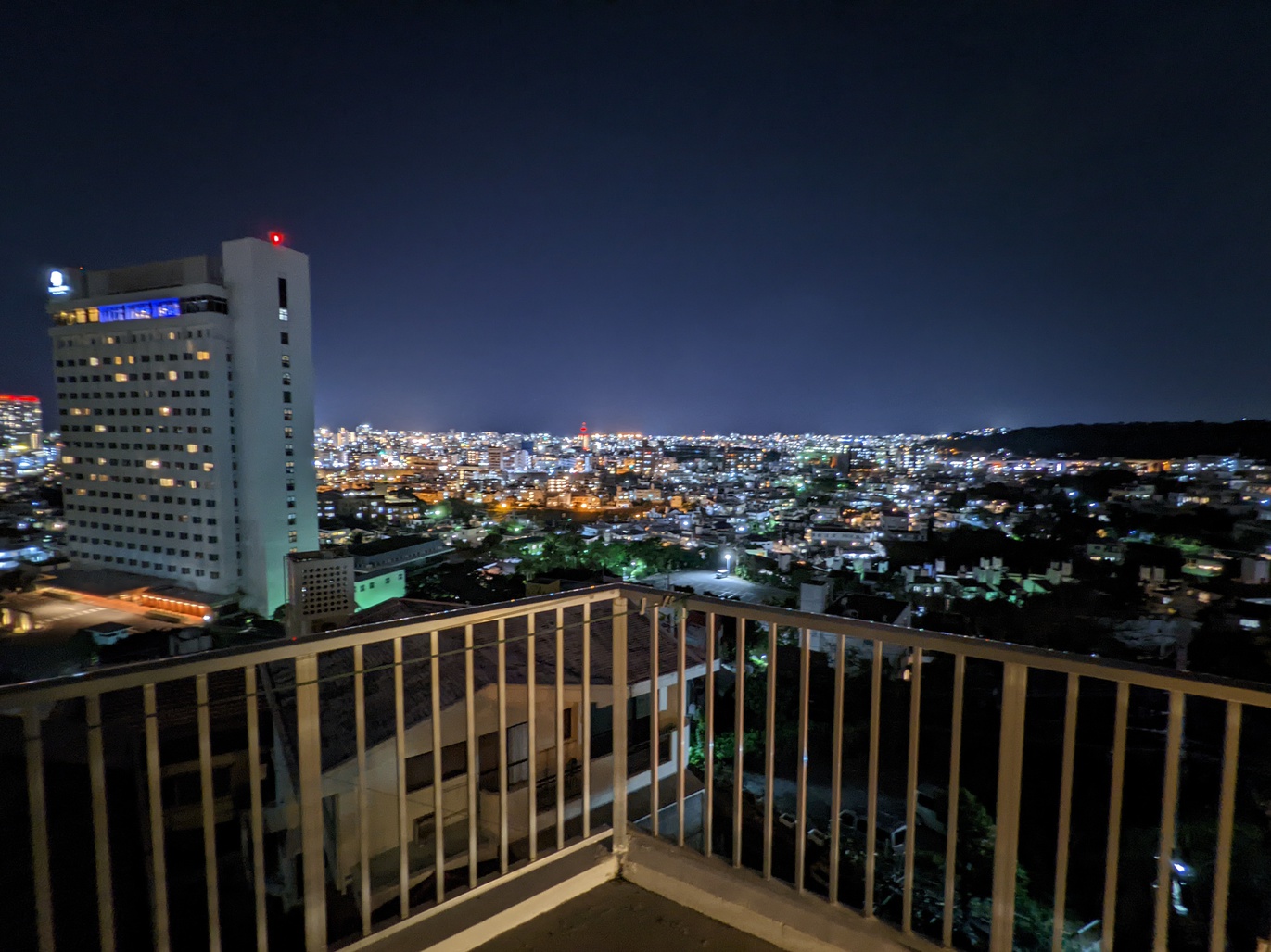 ベランダ付き客室からの夜の眺め。那覇の夜景を堪能ください。