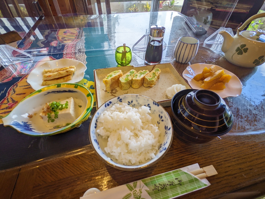 朝食には、地元食材を使った沖縄家庭料理が楽しめます。