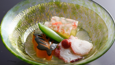 夏季の冷やし鉢一例。涼しげな器で和食ならではの目でも楽しむ料理を。冬瓜のすり流しやたこの梅肉など。