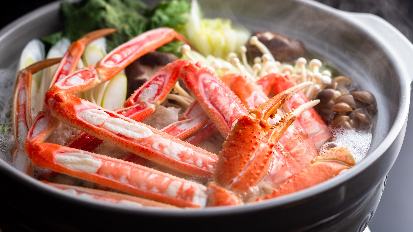 【蟹すき鍋】蟹のうま味が溶け込んだ出汁は格別です。