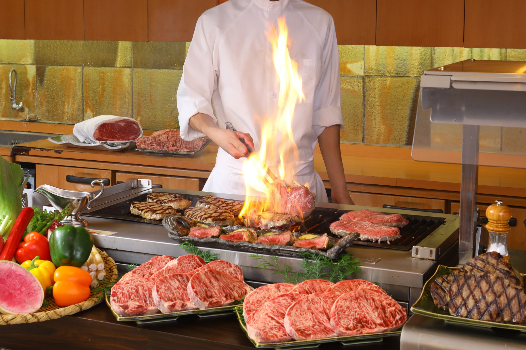 夕食バイキングライブキッチンでステーキをご提供