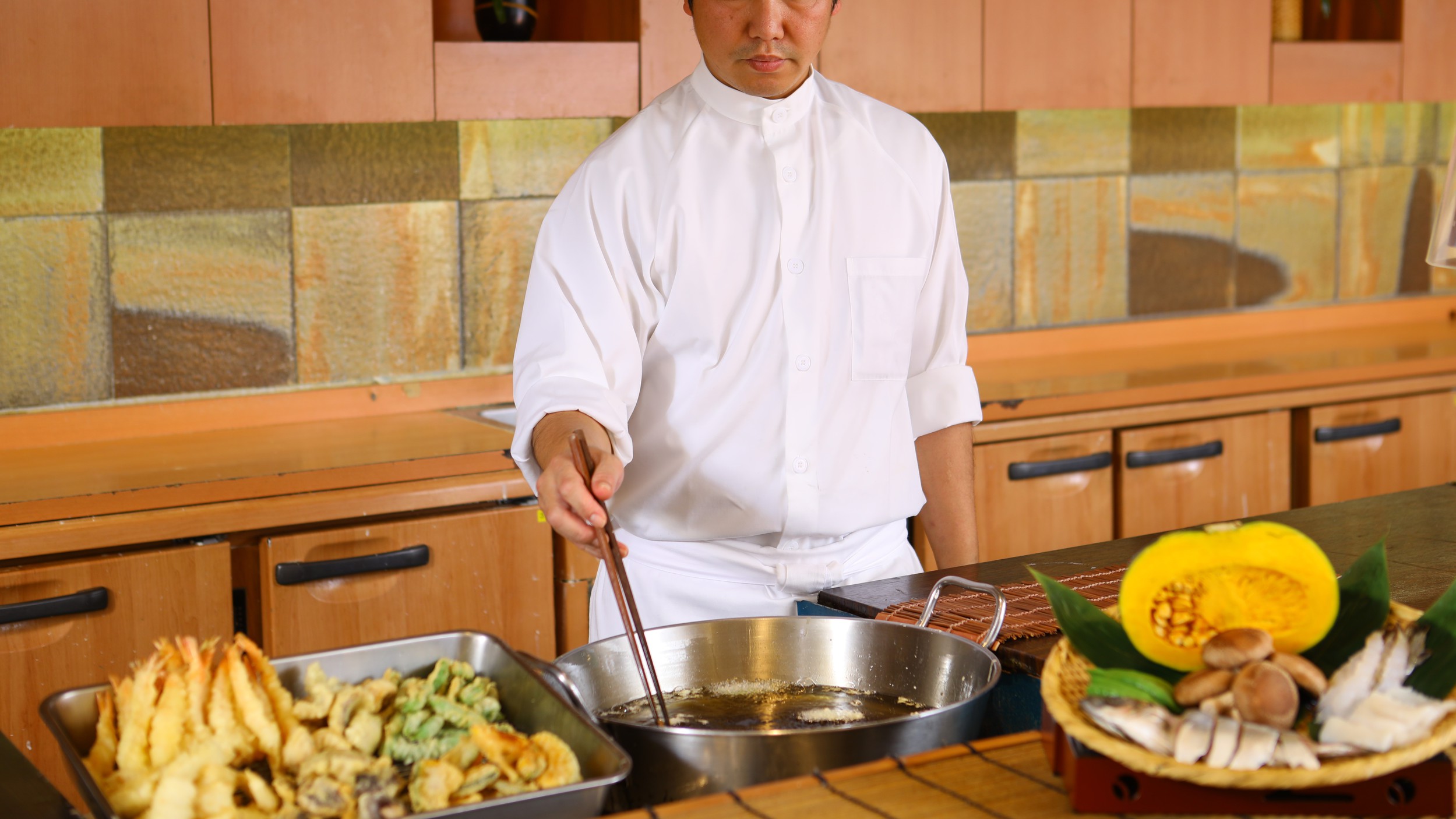 【夕食】ライブキッチンでは揚げたての天ぷらをご用意しております