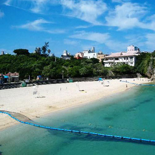 【波の上ビーチ・公園】 那覇エリア唯一の遊泳ビーチ。地元はもちろん、観光客にも人気のビーチです。