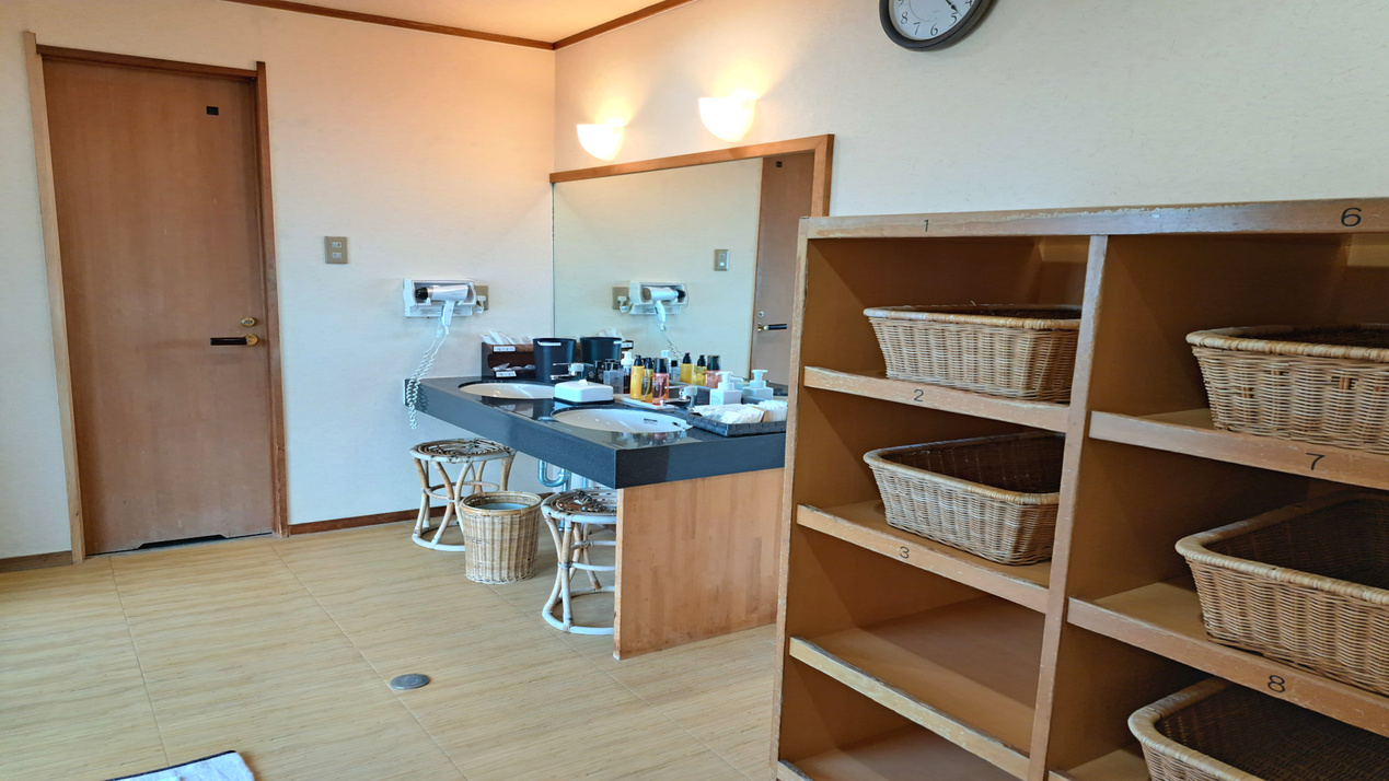 内風呂男性用【浮舟】脱衣コーナー