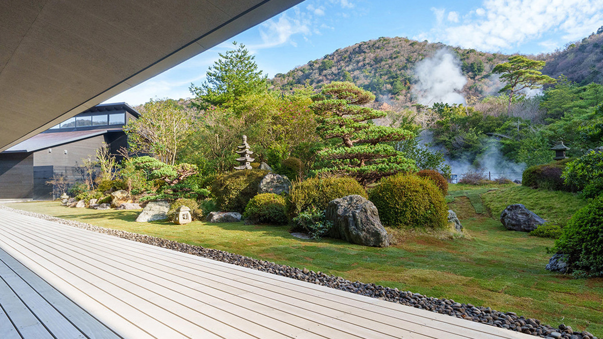 【1Fテラス】周囲の山々を借景とした日本庭園をお楽しみください。