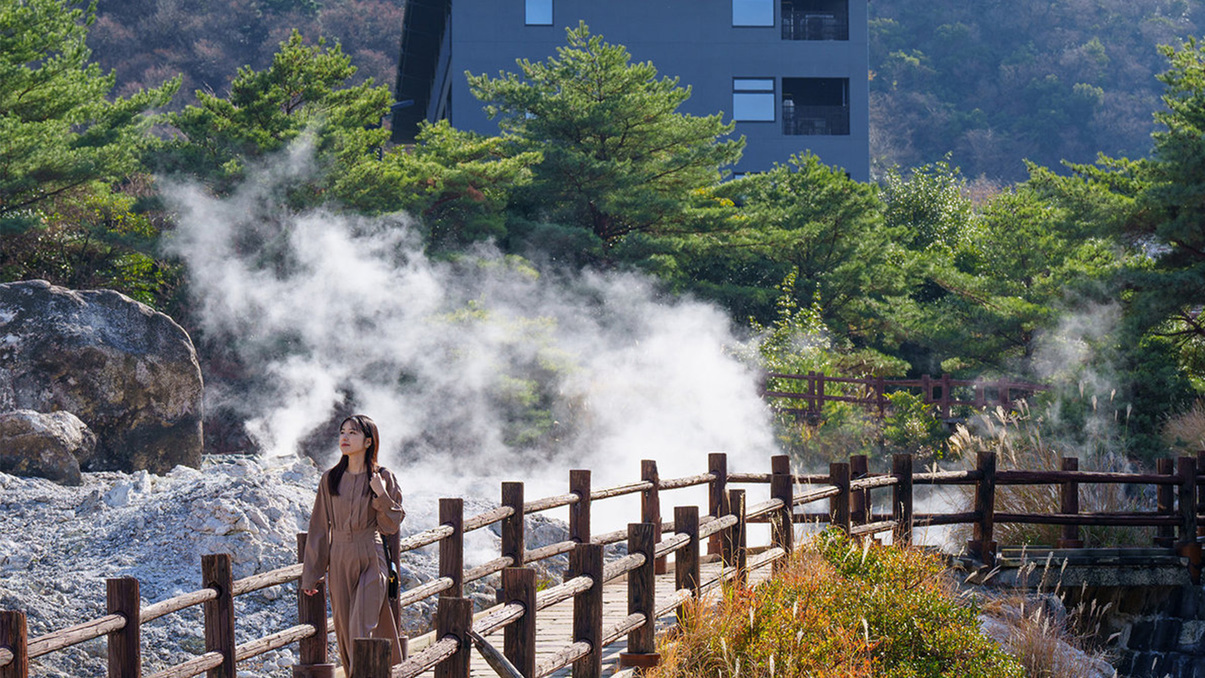 当館の前から地獄巡りの散策路が続いております。