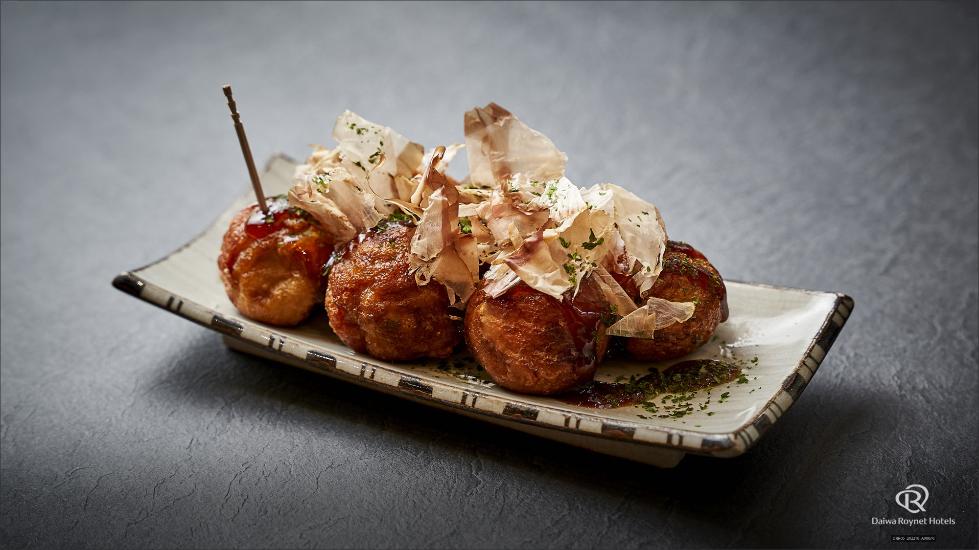 大阪名物 たこ焼きをお召上がり下さい。