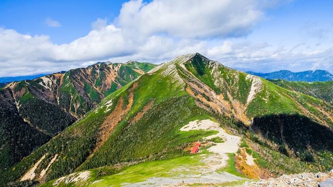 **【秋の常念岳登山（常念乗越と横通岳）】形の整ったピラミッド型が大変美しい安曇野のシンボル。