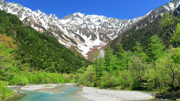 **【上高地】登山シーズンはにぎわいます。松本駅から上高地までバスもございます！