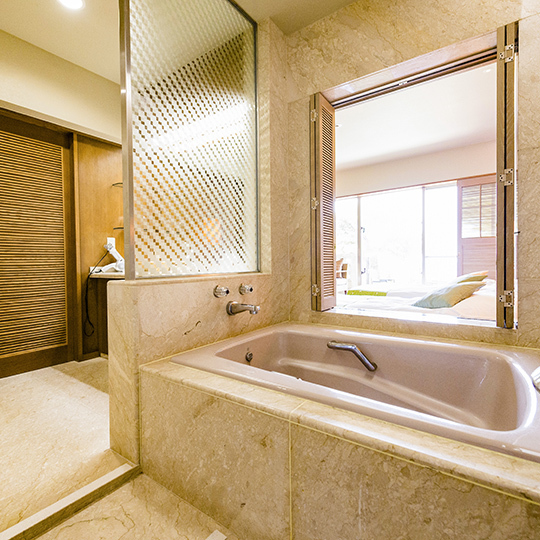 客室のお風呂はリゾート仕様の窓付きです（オーシャンツイン／ガーデンツイン）