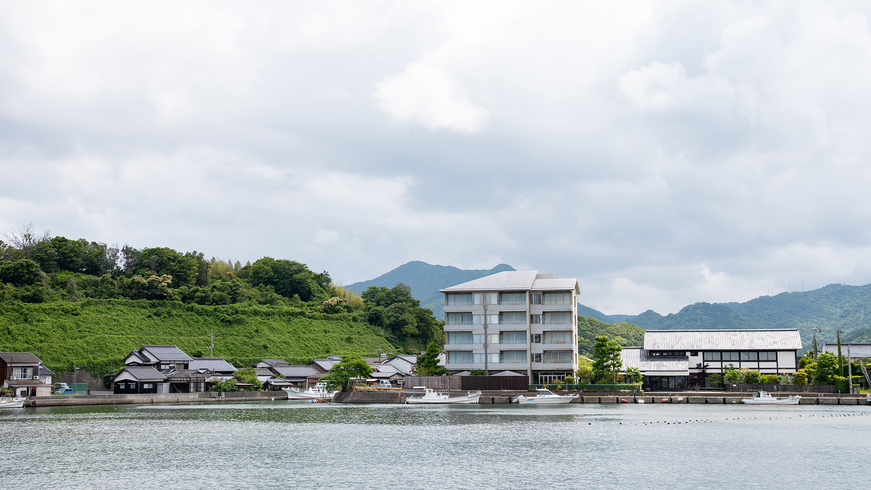 *【外観】運河沿いに佇む当館。