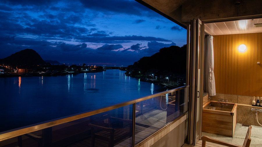 【お部屋からの夕景】日が沈んだ後の景色も趣がございます。