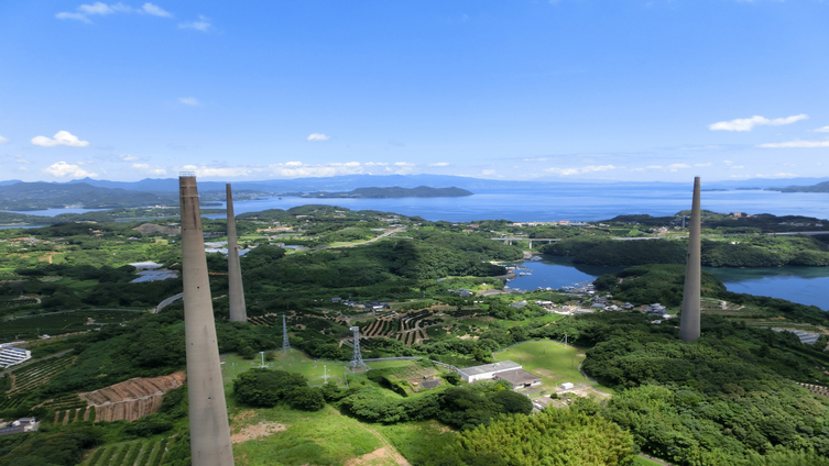 針尾無線塔300ｍの正三角形の頂点に立つ136㎡の塔。©;長崎県観光連盟