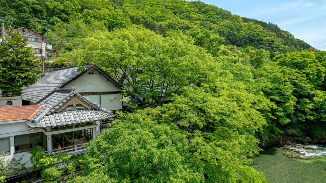 【外観】当館のすぐ横を利根川が流れます。自然に浸る滞在をお楽しみください。