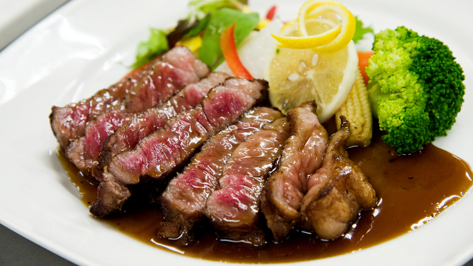 茨城の誇るブランド牛「常陸牛」脂の甘みと、しっとりとした赤身の旨味がバランスよく味わえます。