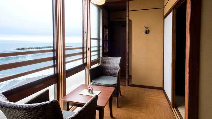 THE・旅館といったら「ここでしょ！」スペース。太平洋が一望できる景色を椅子に座ってのんびりと。