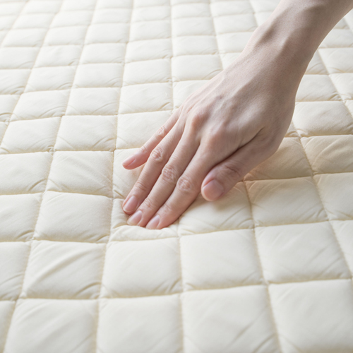 ベッドパッドは低反発素材タイプ