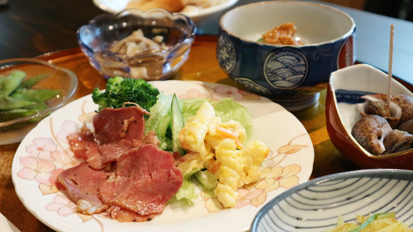 *夕食一例／ボリューミーな手作り夕食は男性のお客様でも満足なボリュームです♪