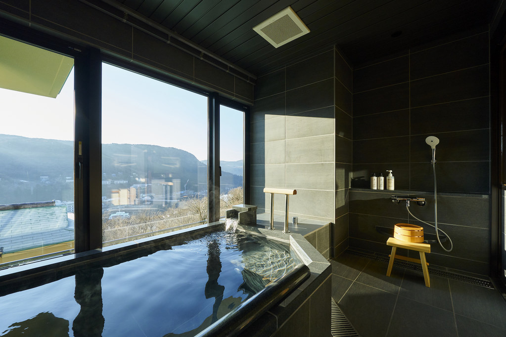 半露天風呂から芦ノ湖一望の「豊月自慢の特別室」76平米