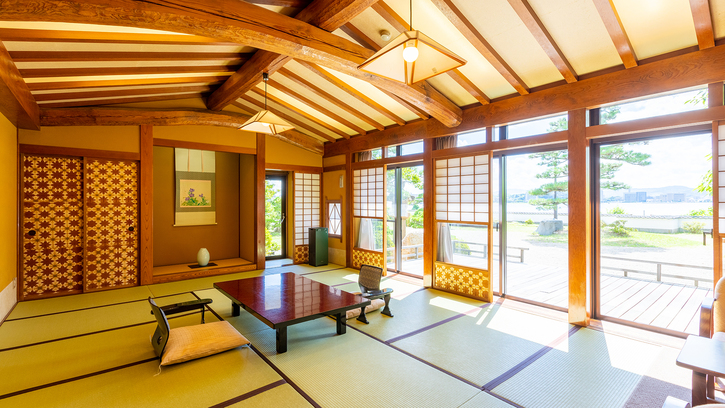 ＜貸切岩露天風呂付き特別室＞当館の中で１番宍道湖に近く、お部屋から直接日本庭園にお出かけ頂けます