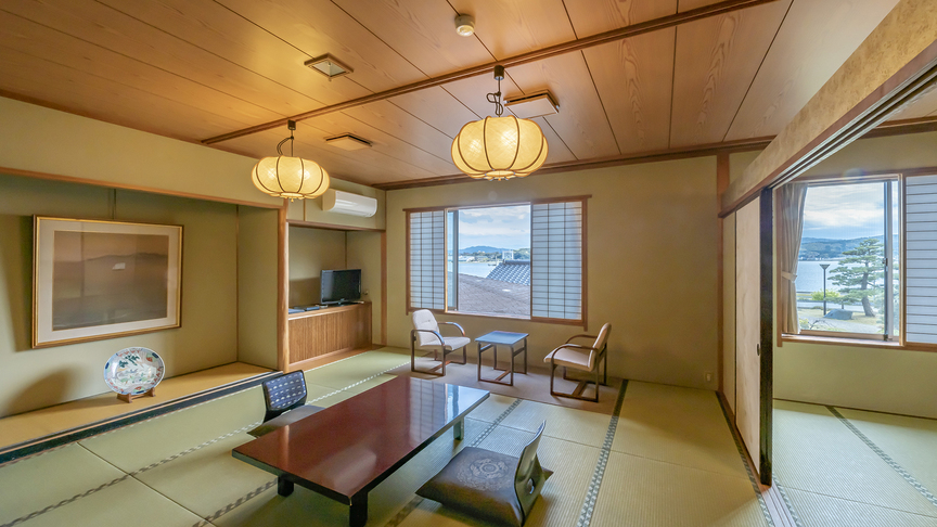 ＜宍道湖向き15畳客室＞階下の庭園越しに宍道湖を眺めることができる、ゆったりとした和室です