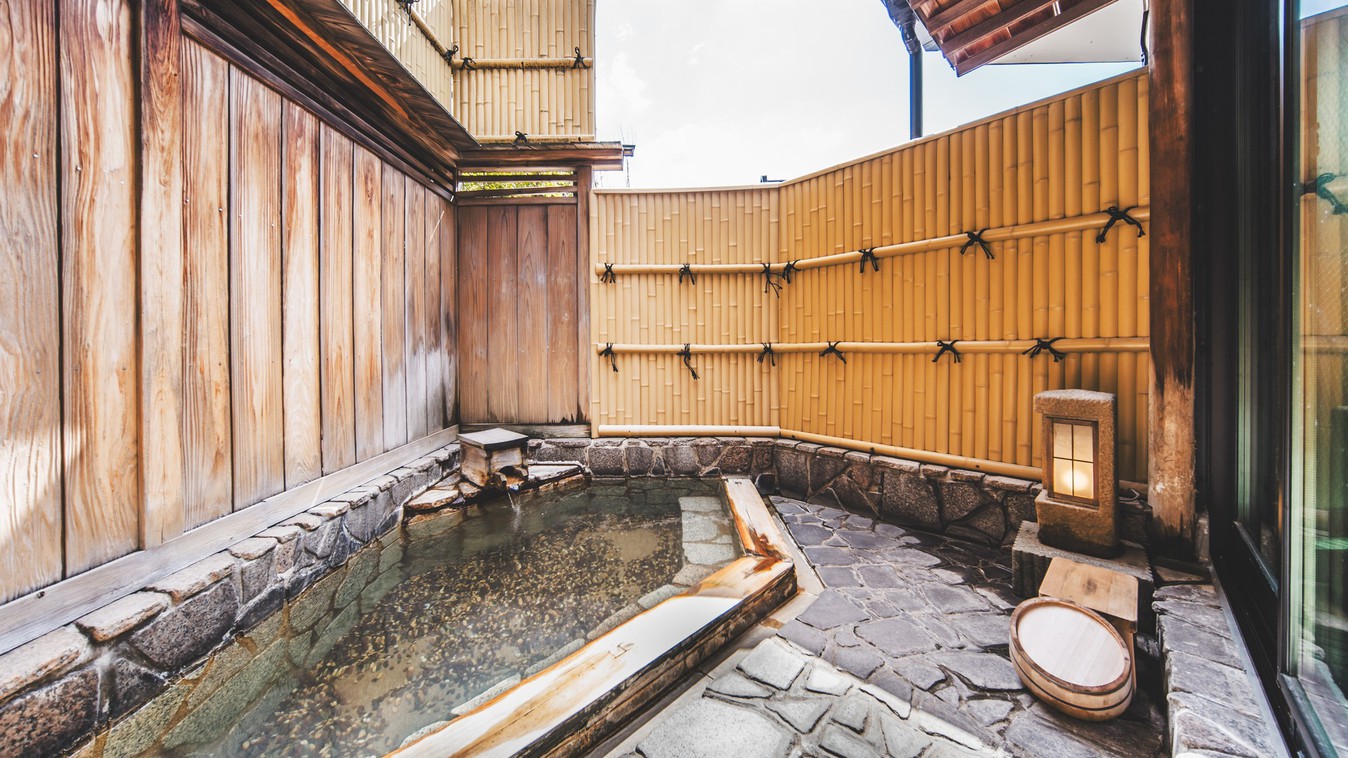 ＜浦島の湯＞小さめの露天風呂もお楽しみいただけます。