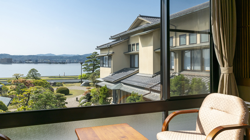 ＜宍道湖向き8畳客室＞窓の外には宍道湖の雄大な景色を見ることができます