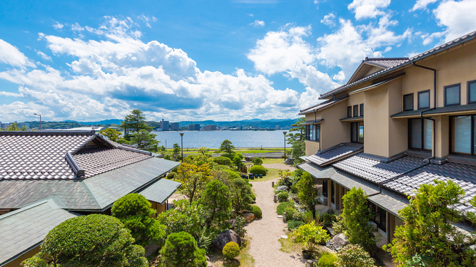 日本庭園越しに宍道湖を望む、寛ぎのひとときをお過ごしください
