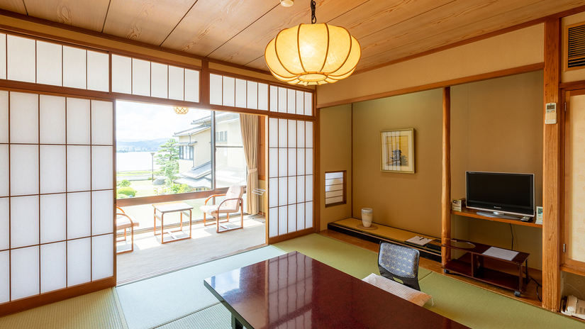 ＜宍道湖向き8畳客室＞宍道湖の眺めと共に静かにゆっくりとお寛ぎいただける、純和風のお部屋です