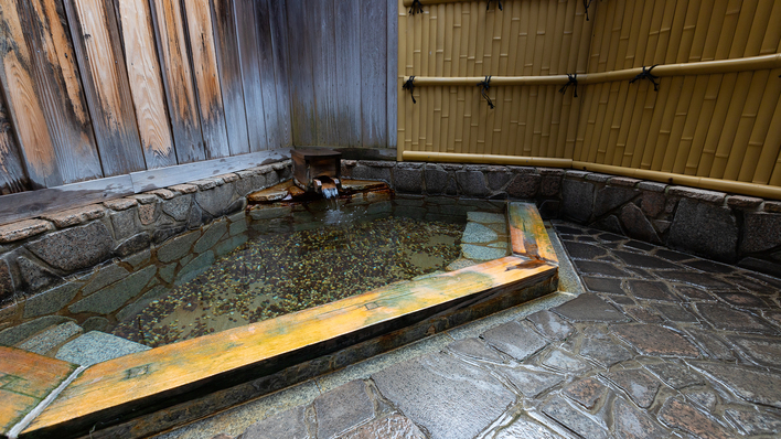 ＜浦島の湯＞松江しんじ湖温泉。小さめの温泉露天風呂もお楽しみいただけます