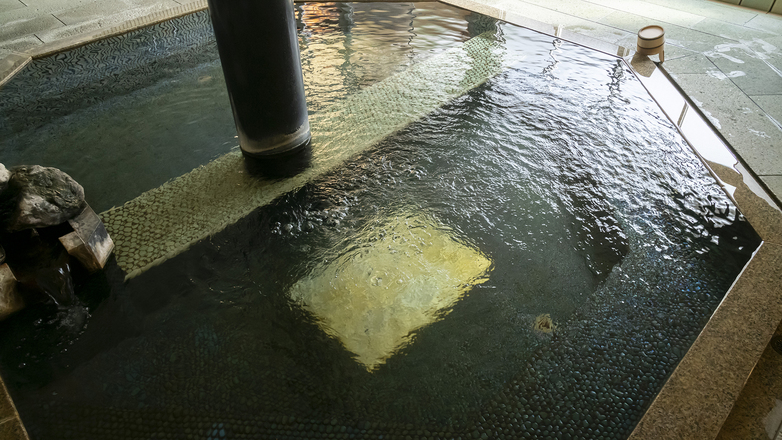 ＜浦島の湯＞松江しんじ湖温泉。落ち着いた雰囲気に和む、御影石仕立ての浴場です