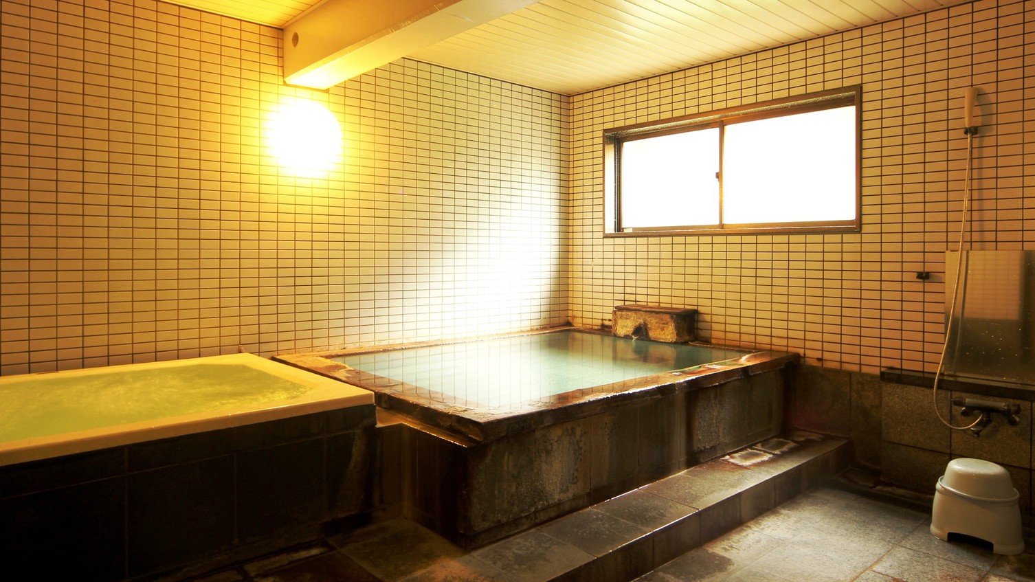 2つの浴槽で草津の湯をお楽しみいただけます。24時間入浴可能！