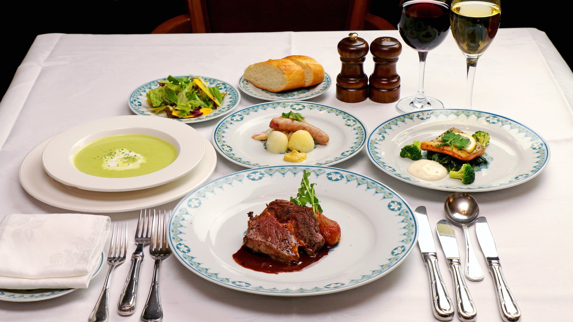 夕食、春夏のお料理一例オーナーこだわりのワインと洋風フルコースディナー。