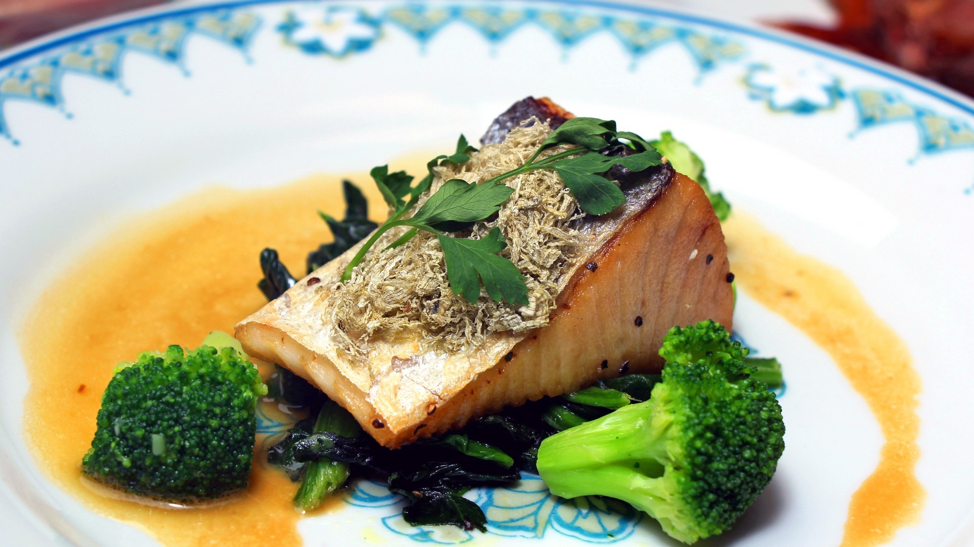 夕食、魚料理一例鰆のポアレ ヴァンブランソース