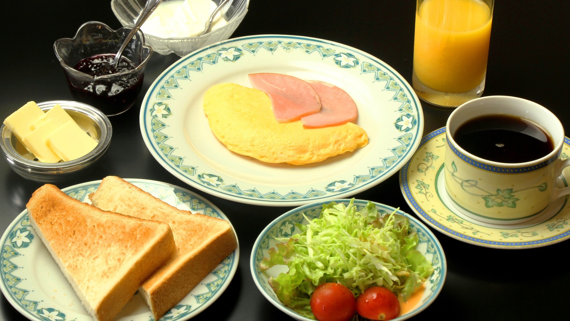朝食は洋食と和食、お好きな方を席についてからお選びいただけます。