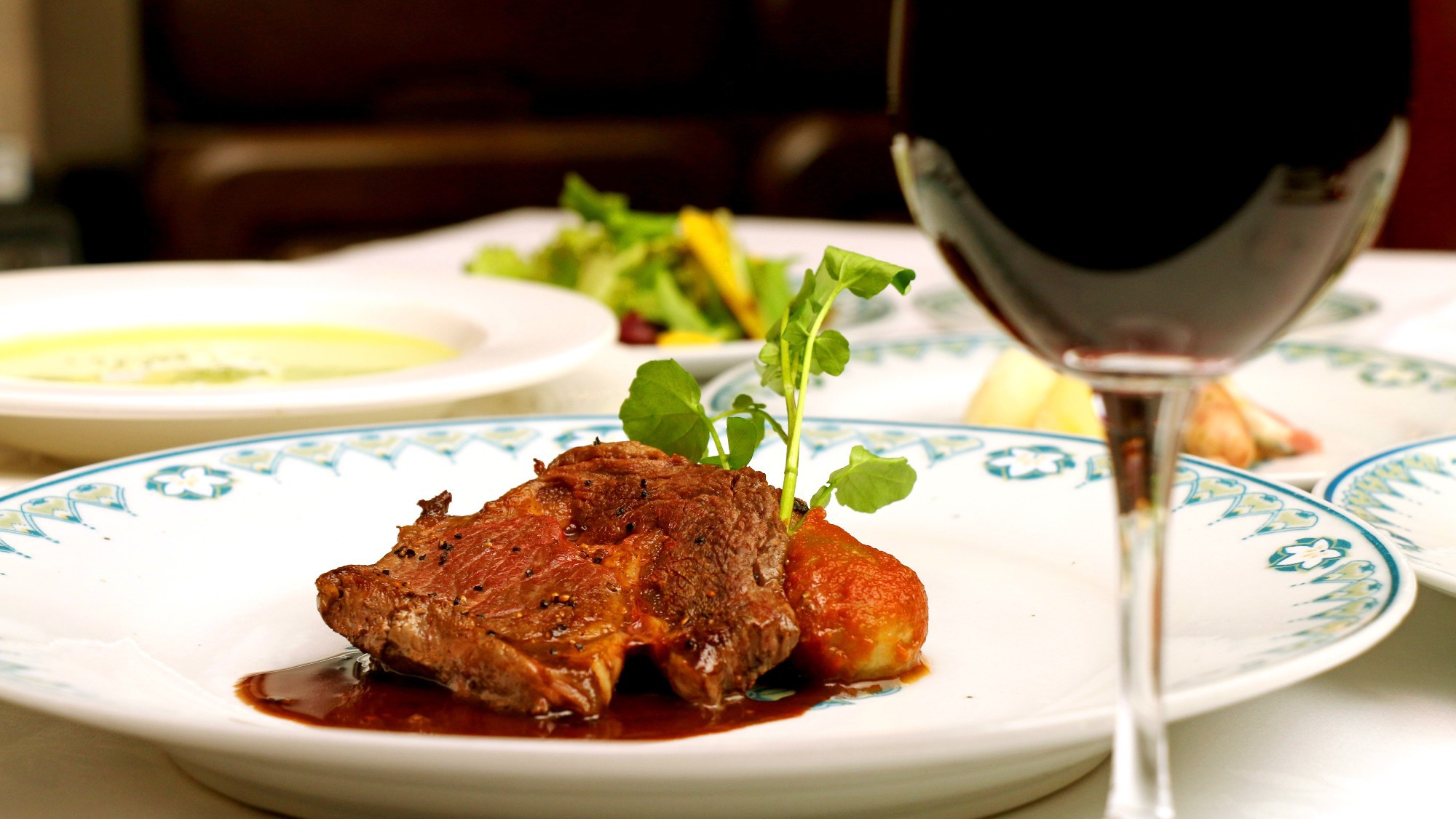 夕食、春夏の肉料理一例リブロースステーキ ボルドレーズソース