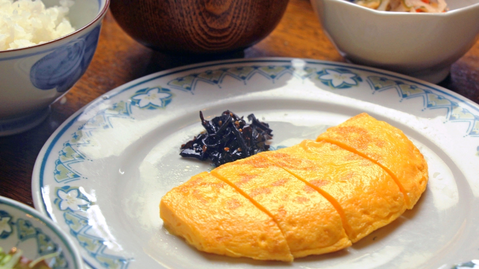 味噌汁、玉子焼き、漬物等ごはんがすすむ和朝食。
