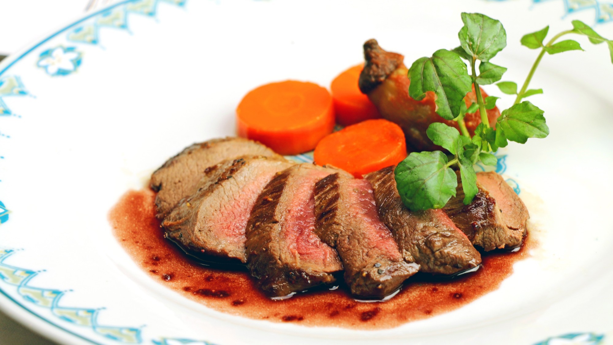 夕食、秋冬の肉料理一例鹿肉のソテーボルドレーズソース