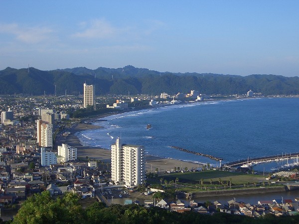 魚見塚展望台より望む前原海岸