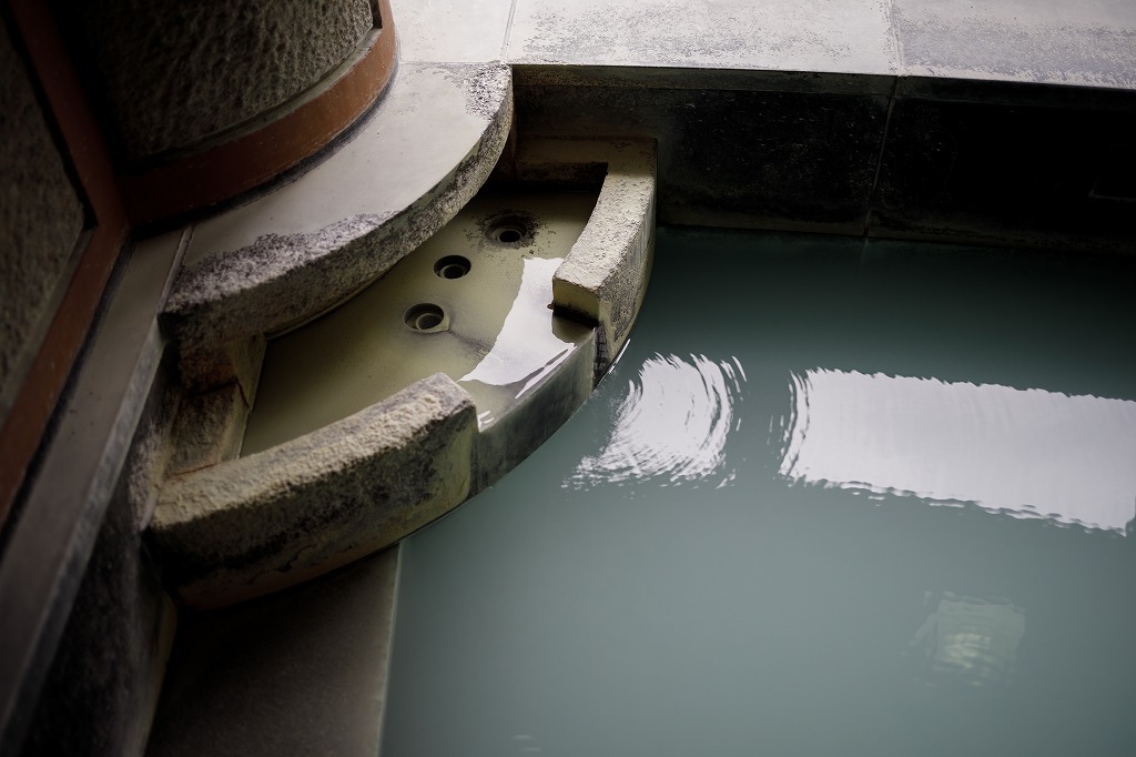 那須温泉の源泉が流れます