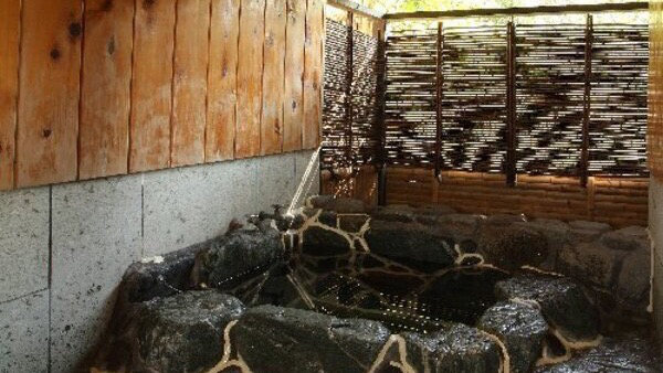 露天風呂付客室「桃山」の石造りの露天風呂