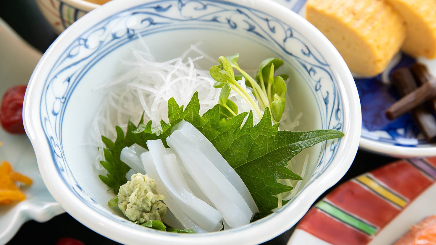 【朝食一例】肉厚ながらもやわらかい、甘みのあるイカのお刺身をご賞味ください。