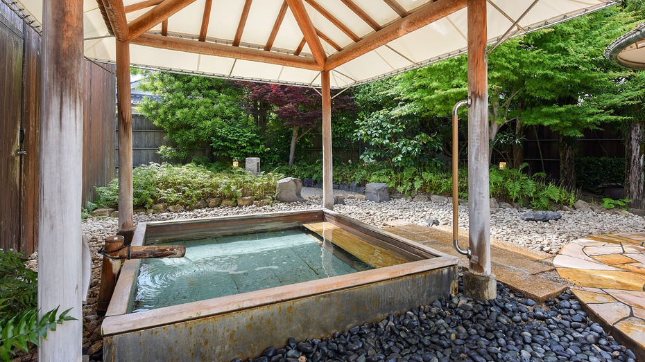 【露天風呂：花めぐりの湯】雨天時も安心の屋根付き。その時しか味わえない自然の景色をお楽しみ下さい。